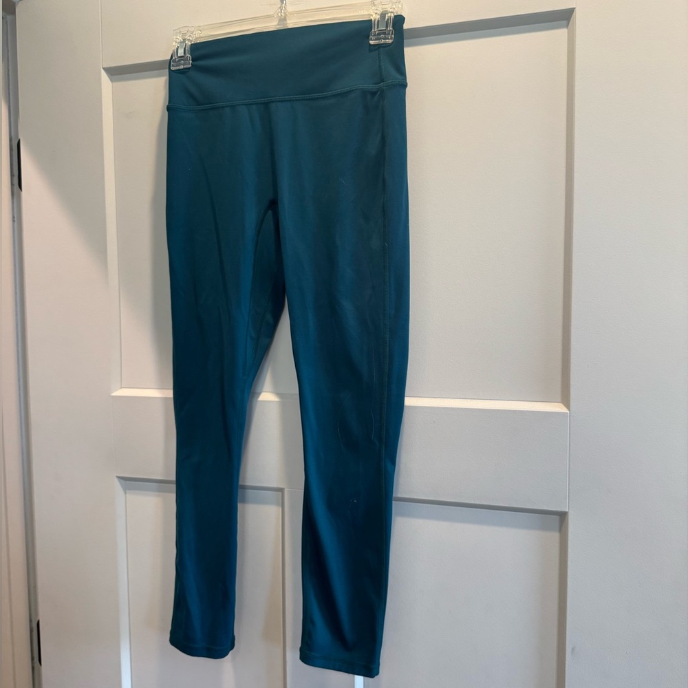 EUC Fabletics Teal Capri Leggings
